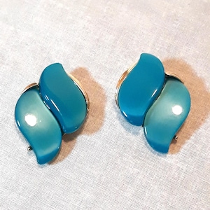 Vintage Signed Lisner Aqua Moonglow Thermoset Lucite Clip On Earrings, Gold-tone, 1 1/2&quot; Long, Stunning Color, Like New Condition