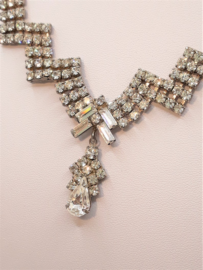 With Clear Prong-Set Rhinestones Glamorous Vintage Rhinestone Bib Necklace Silver-tone 16 Long Princess Prom Fold-Over Clasp