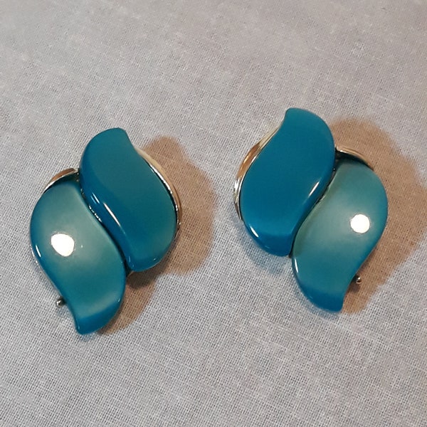 Vintage Signed Lisner Aqua Moonglow Thermoset Lucite Clip On Earrings, Gold-tone, 1 1/2" Long, Stunning Color, Like New Condition