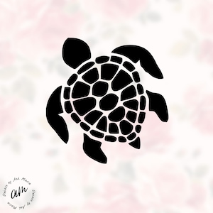 Peut inclure: Silhouette noire d'une tortue de mer avec un motif détaillé sur la carapace. Les nageoires de la tortue sont déployées, sur un fond doux à motifs floraux. Le texte "Decals by Ash Marie" est dans le coin inférieur gauche.
