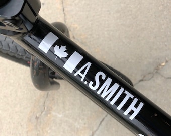 Nom du vélo Premier nom de famille initial Autocollant personnalisé avec drapeau du Canada | Décalcomanie de cadre de vélo