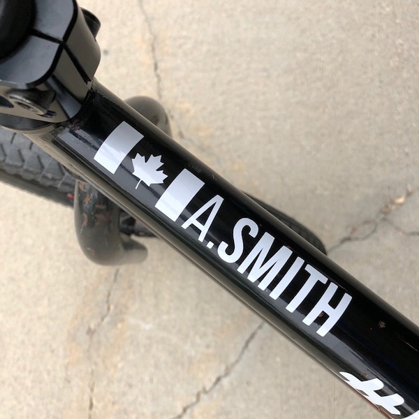 Nom du vélo Premier nom de famille initial Autocollant personnalisé avec drapeau du Canada | Décalcomanie de cadre de vélo
