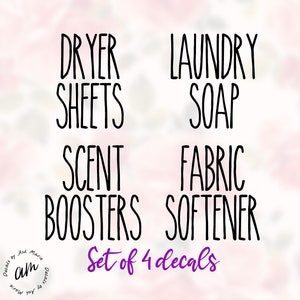 Könnte beinhalten: Set aus vier Waschraum-Aufklebern. Der schwarze Text lautet "Dryer Sheets", "Laundry Soap", "Scent Boosters" und "Fabric Softener". Die Wörter sind in einer fetten, handschriftlichen Schrift. Die Worte "Set of 4 decals" sind lila.
