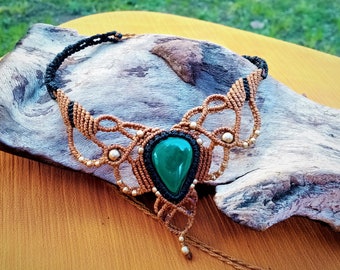 Handmade macramé necklace with Malachite. Collana in macramè con Malachite. Boho hippy style.