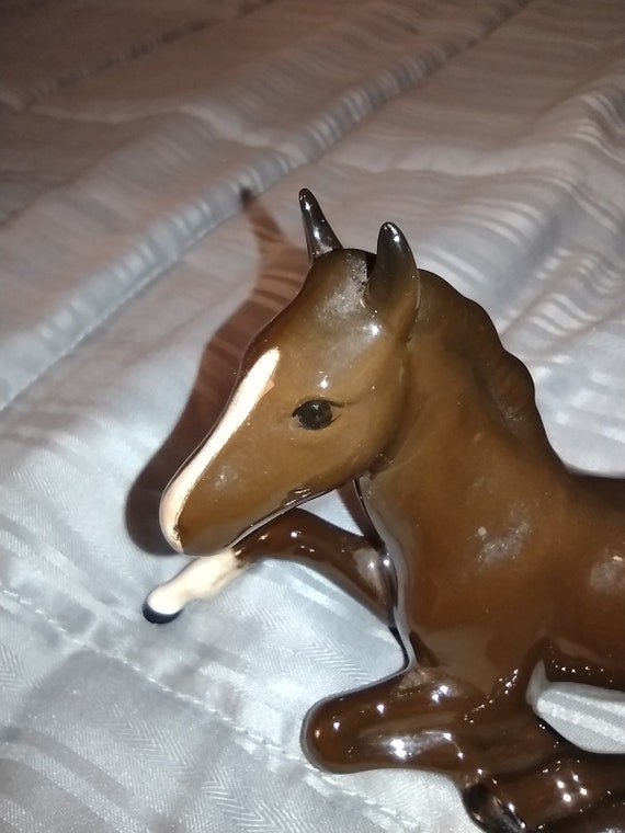 Beswick #915 Brown Bay Foal Horse Lying Down - Mint