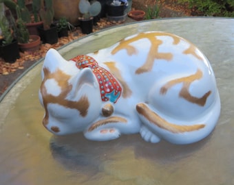 Beautiful 9&quot; Kutani Sleeping Cat ca.1940&#39;s &quot;Made in Japan&quot; red mark (free shipping)