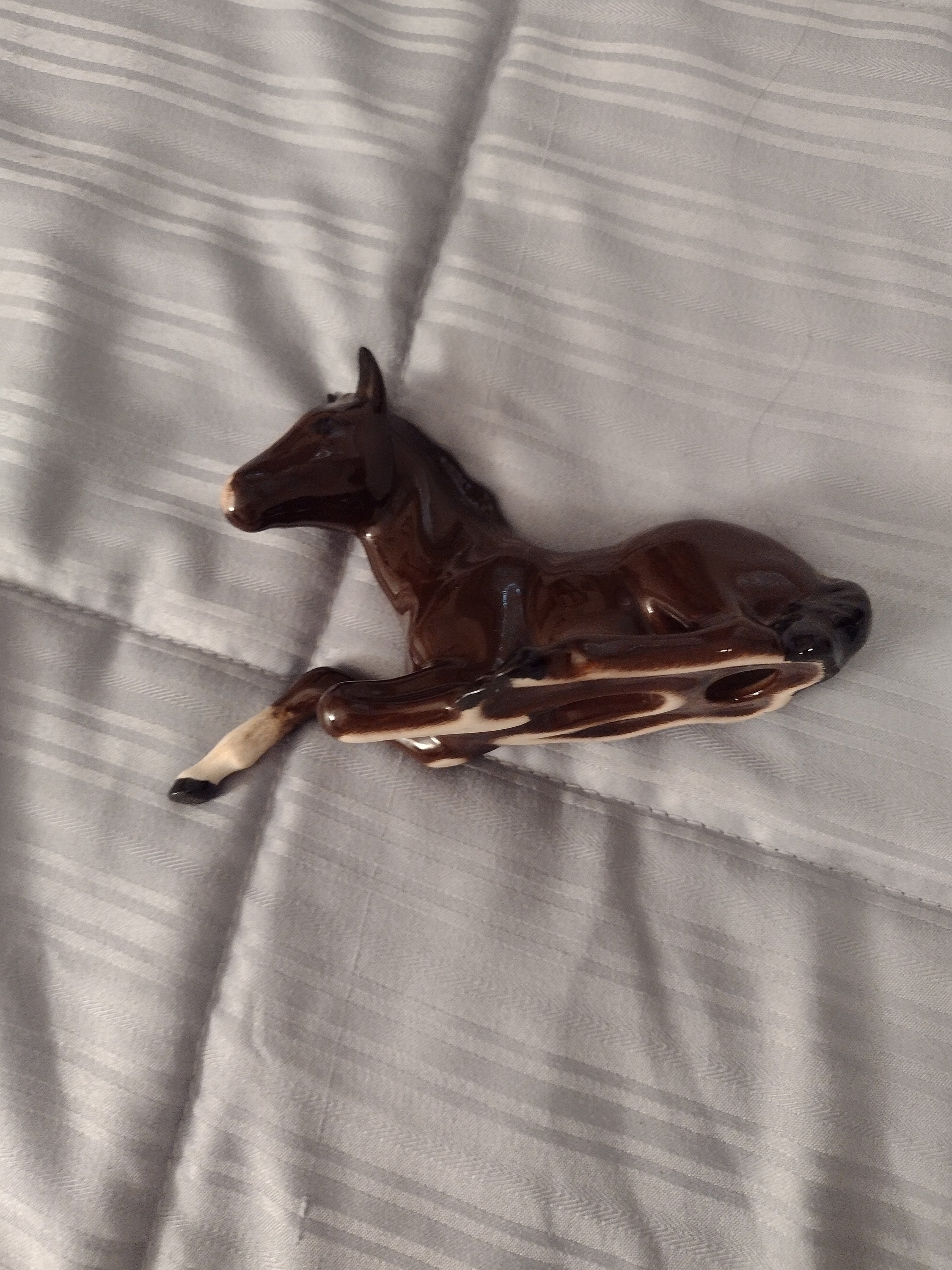 Beswick #915 Brown Bay Foal Horse Lying Down - Mint