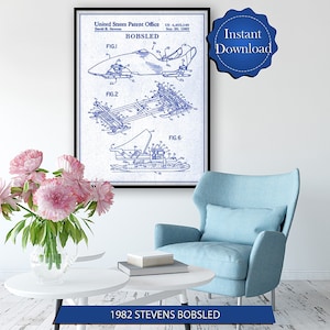 Puede incluir: Una ilustración de estilo plano azul y blanco de una patente de bobsleigh. La patente se titula "BOBSLED" e incluye el texto "United States Patent Office", "David B. Stevens", "US 4,405,140" y "Sep. 20, 1983". La patente incluye tres diagramas etiquetados "FIG. 1", "FIG. 2" y "FIG. 6". El texto "1982 STEVENS BOBSLED" está impreso debajo de la imagen.