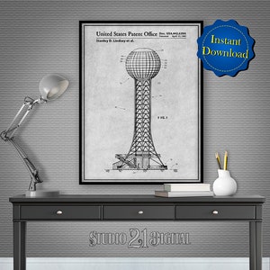 Puede incluir: Un dibujo en blanco y negro de una patente para una torre de observación esférica. La patente se titula "United States Patent Office Des. US4,442,639A" y está fechada el 15 de abril de 1981. La patente es para un diseño de Stanley D. Lindsey et al.