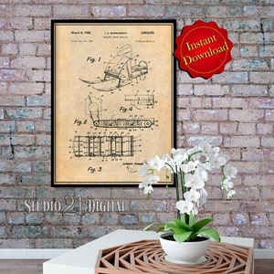 Puede incluir: Un dibujo de patente vintage para una moto de nieve, titulado "Vehículo de orugas con motor" y fechado el 6 de marzo de 1962. El dibujo muestra una vista lateral de la moto de nieve con una ilustración detallada del sistema de orugas.