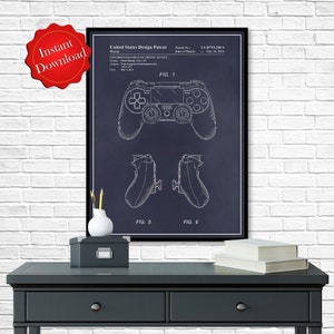 以下が含まれることがあります： ビデオゲームコントローラーの特許の青と白の青写真スタイルのイラスト。特許番号はUS D715,296 S、特許日は2014年10月14日。特許のタイトルは「電子機器用コントローラー」。