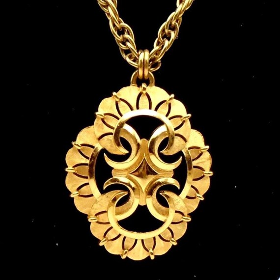 Vintage Crown Trifari Goldtone Scalloped Pendant Necklace