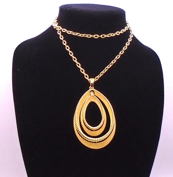 Vintage Crown Trifari Textured Brushed Goldtone Metal Large Tear Drop Pendant Necklace