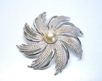 Vintage Sarah Coventry Signed Silvertone Starburst Flower Brooch with Faux Pearl