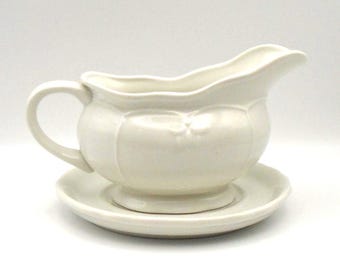 Vintage Versailles Tabletops Unlimited White Ceramic Gravy/Sauce Boat & Underplate Embossed Fleur-de-lis and Flower Motif, French-Inspired
