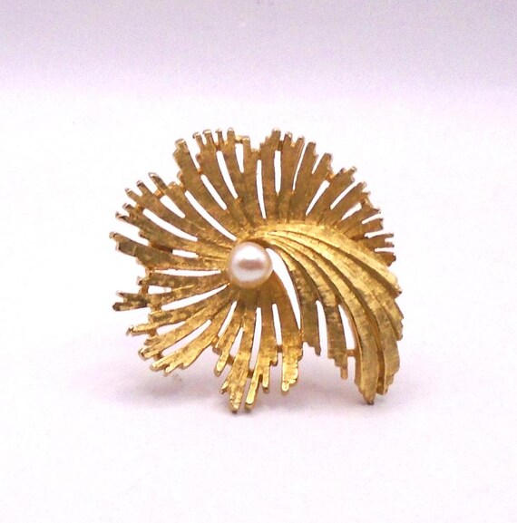 Vintage Capri Signed Gold Tone Circular Pearl Brooch/Pin