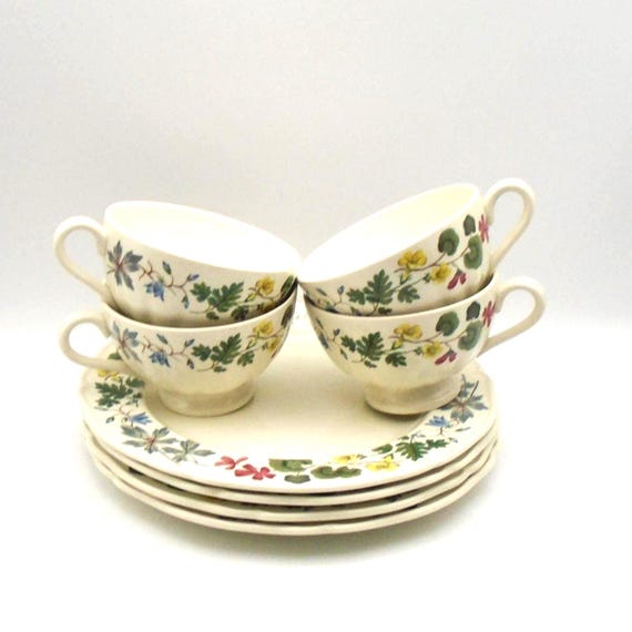 Wedgwood "Richmond" Pattern Footed Tea Cups and Luncheon Plates (Set of 4), Circa 1965-1973