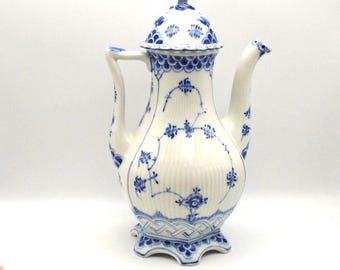 Vintage Royal Copenhagen Blue Fluted Full Lace 1/1202 Large Coffee Pot Designed by Arnold King, Excellent Condition, Made in Denmark, 1967