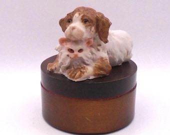 Vintage Giuseppe Armani Inspired Felt Lined Wooden Trinket/Keepsake Box with Snuggling Persian Cat and Dog Sculpture