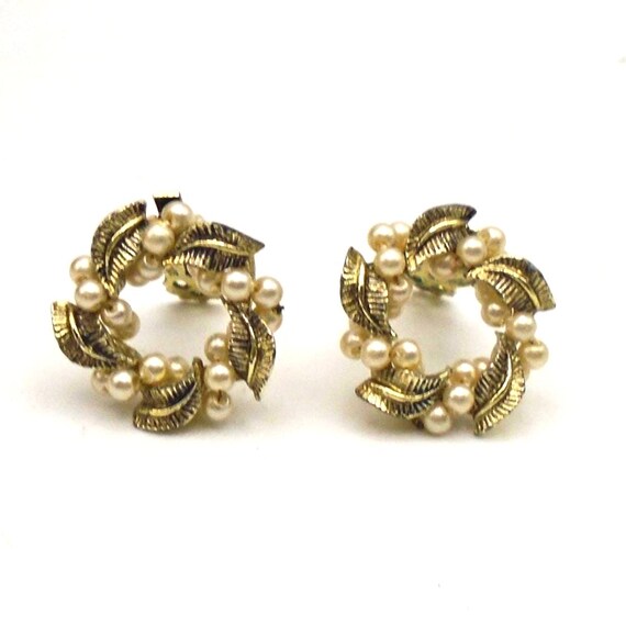 Vintage Faux Pearl & Leaf Clip-On Earrings: 1950s-60s Goldtone