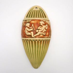 Roseville Pottery 1916 &quot;Donatello&quot; Wall Pocket, Made in USA