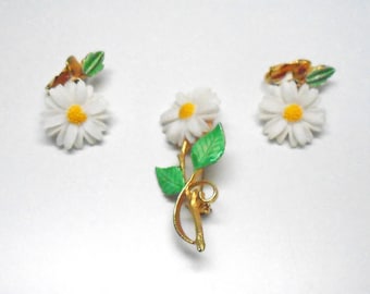 Vintage 1970's Daisy Pin with matching Clip on Earrings Marked J.J.