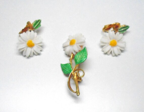 Vintage 1970's Daisy Pin with matching Clip on Earrings Marked J.J.