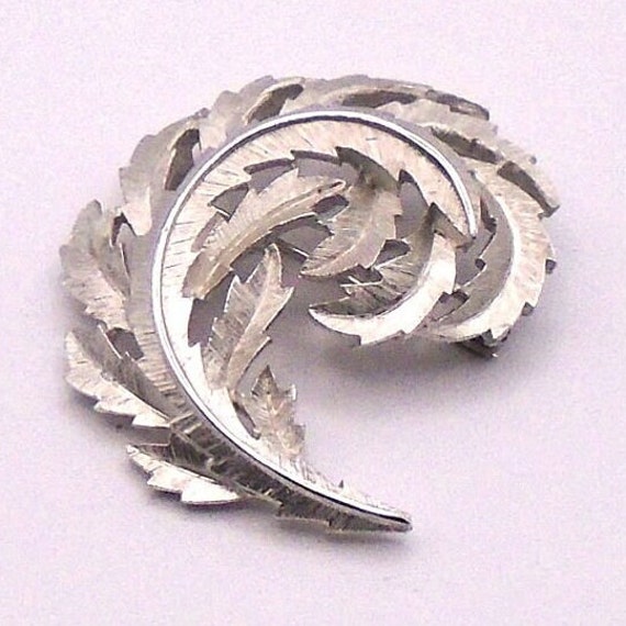 Vintage Trifari Siver Tone Curled Leaf Brooch/Pin… - image 1