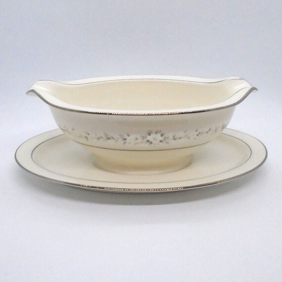 Vintage Nortitake Ivory China Sauce/Gravy Boat with Attached Underplate Heather #7548