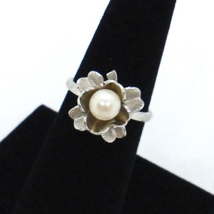 Vintage  Sterling Silver Pearl in Flower Ring