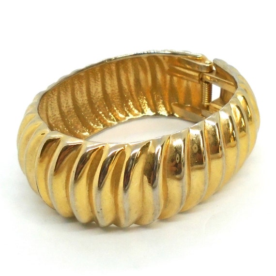 Vintage Goldtone Shrimp Pattern Hinged Bangle Bracelet