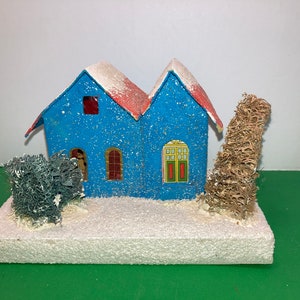 Casa Putz Grande Vintage, Casa de Mica de Papelão Branco, Casa de Vila de Natal feita no Japão, Casa Putz Grande com Acabamento Azul e Branco, Árvores de Bucha