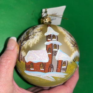 Vintage Polen dorpskerkornament, kunst op glas goud geschilderd ornament winterkerkscène, gemaakt in Polen 3 1/2" stadsornament, w Tags