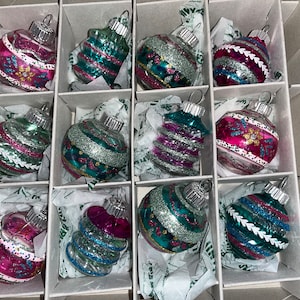 12 Shiny Brite Fancy Form Ornamente, glänzende Brite Christopher Radko Unversilberte Ornamente, 2 &quot;Shiny Brite Glitzernde Streifenverzierung, in Box