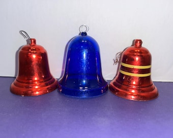3 vintage metalen belornamenten, plastic belornament, 2 1/4" belornament, gestreept belornament, belpartij