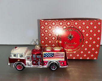 Décoration Radko Glory to the Rescue, Camion de pompier Radko avec décoration drapeau américain, Camion de pompier Radko 2002, Radko 02-0587-0, dans boîte