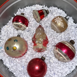 7 Vintage Rosa Ornamente, Vintage glänzende Brite Streifen, antikes Polen Ornament, glänzende Brite gestreifte Glocke, glänzende Brite Schablone, rosa, in Zinn