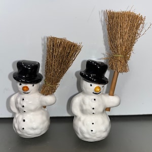 Dpto. 56 50182, 2 muñecos de nieve vintage del Dpto. 56, muñecos de nieve de pueblo del Dpto. 56, muñecos de nieve con escoba del Dpto. 56, figuras de muñecos de nieve del Dpto. 56, buena