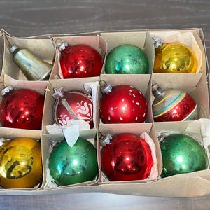 12 Vintage Shiny Brite Ornamente, Vintage Shiny Brite Glockenverzierungen, 2 1/2 "den USA-Mercury Glass Red Ornament, Stripe Ornament, in Box