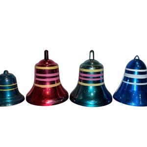 Op de afbeelding: Vier kleurrijke kerstbelornamenten. De bellen zijn in tinten van teal, rood, groen en blauw. Elke bel heeft een metallic afwerking en is versierd met horizontale strepen in contrasterende kleuren. De bellen variëren in grootte.