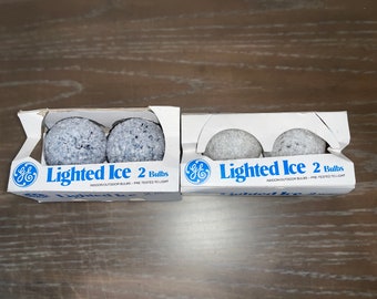 4 bombillas de hielo iluminadas de mediados de siglo, bombillas de hielo iluminadas en azul GE, bombillas blancas de hielo iluminadas GE, bombillas de bola de nieve vintage, stock antiguo nuevo, en la caja