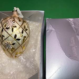 Adornos grandes de huevo de vidrio con hojas doradas, adorno de huevo con hojas y flores de Neiman Marcus, adornos de huevo con joyas, adorno de huevo dorado beige de 12,7 cm, en caja