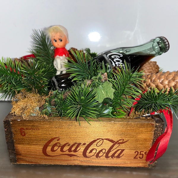 Vintage colakrat kerstdisplay, vintage Coca Cola-fles in 6 flessenkrat, coladoos met dennenappels, coladisplay kerstelf, goed