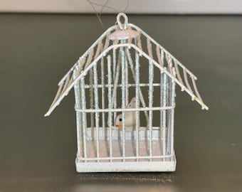 Adorno vintage de jaula de pájaros blanca iridiscente, adorno de pájaro blanco brillante en jaula, adorno de jaula de pájaros pequeña, jaula de pájaros blanca vintage