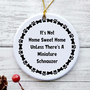 Adorno de Schnauzer en miniatura, regalos de Schnauzer en miniatura para mujeres, regalos de mamá de perro Schnauzer en miniatura - No es hogar dulce hogar