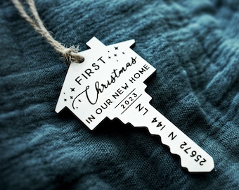 Erstes Weihnachten in unserem neuen Zuhause-kundenspezifische Nachname-Schlüssel-Verzierung | Paare Ornament | Engagiertes Ornament | Verzierung | Neue Haus Ornament Adresse
