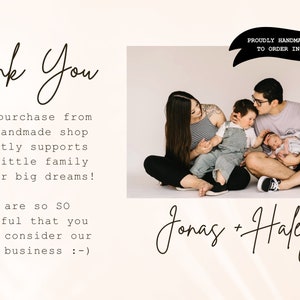 Peut inclure: Une famille de quatre personnes pose pour une photo. Les parents sont assis sur le sol avec leurs deux enfants. Les parents sourient et regardent la cam&eacute;ra. Les enfants sourient &eacute;galement. Le texte "Thank You" est &eacute;crit en cursive en haut de l'image. Le texte "Each purchase from our handmade shop directly supports our little family and our big dreams! We are so SO grateful that you would consider our small business :-)" est &eacute;crit sous la photo. Le texte "Jonas + Haley" est &eacute;crit en cursive sous le texte. Le texte "PROUDLY HANDMADE + MADE TO ORDER IN THE USA" est &eacute;crit dans une banni&egrave;re en haut de l'image.