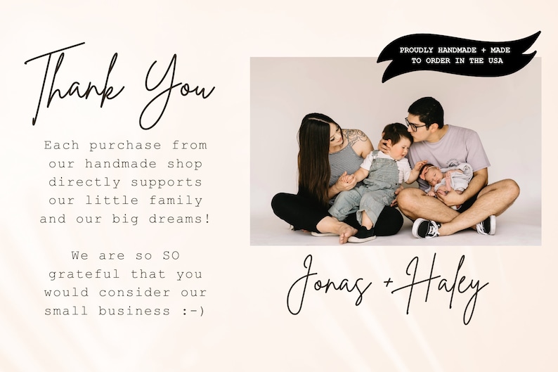 Peut inclure: Une famille de quatre personnes pose pour une photo. Les parents sont assis sur le sol avec leurs deux enfants. Les parents sourient et regardent la cam&eacute;ra. Les enfants sourient &eacute;galement. Le texte "Thank You" est &eacute;crit en cursive en haut de l'image. Le texte "Each purchase from our handmade shop directly supports our little family and our big dreams! We are so SO grateful that you would consider our small business :-)" est &eacute;crit sous la photo. Le texte "Jonas + Haley" est &eacute;crit en cursive sous le texte. Le texte "PROUDLY HANDMADE + MADE TO ORDER IN THE USA" est &eacute;crit dans une banni&egrave;re en haut de l'image.