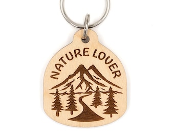 Nature Lover Wood Keychain - sentier de randonnée, envie de voyager, plein air, aventurier, forêt, montagnes, amoureux de la nature, camping, tente, camping, camping