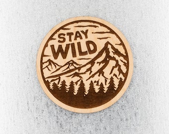 Stay Wild Wood Magnet - Outdoorsy Adventure Magnet, Montagnes, Forêt